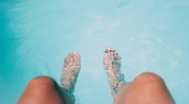 Preventie van de ontwikkeling van de schimmel op de nagels van de benen