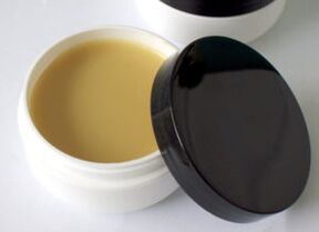 zalf op basis van geneeskrachtige kruiden voor de behandeling van voetschimmel