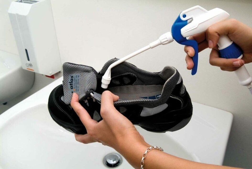 schoenen met schimmel schoonmaken met een apparaat