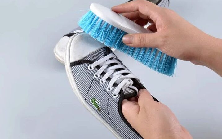 schoenen schoonmaken tegen nagelschimmel